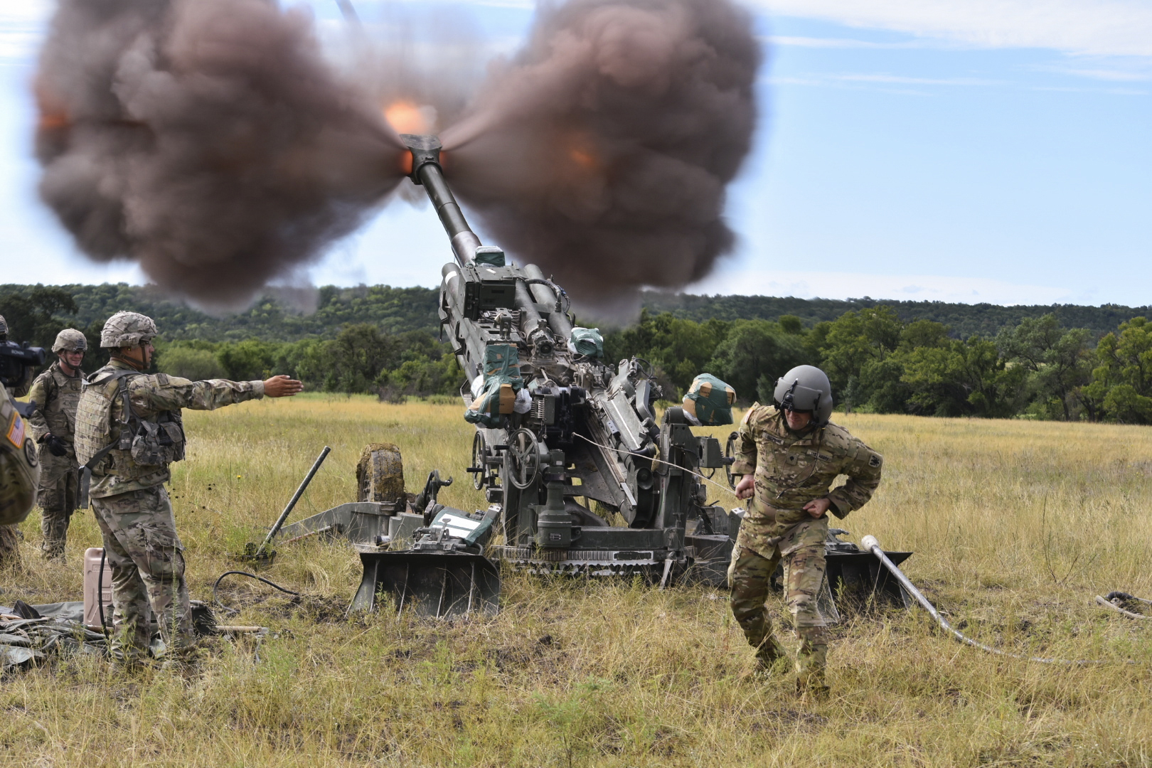Soldiers operating an M777.